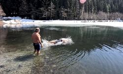 Artvin’de Bir Grup Adrenalin Meraklısı Buz Tutmuş Göle Girdi