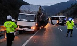 Rize Plakalı Tur Midibüsü Saman Yüklü Kamyonete Çarptı: 2 Yaralı