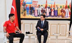Esenyurt Belediye Başkanı Özer, Dünya Şampiyonu olan Milli Paratriatloncu Uğurcan Özer’i makamında ağırladı