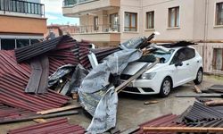 Fırtınada uçan çatı, park halindeki otomobillerin üzerine devrildi