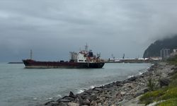 Artvin'de Karaya Oturan Yük Gemisini Limana Çekme Çalışmaları Tamamlanamadı