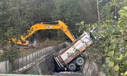 Rize'de Kontrolden Çıkarak Kayan Kamyon Dereye Devrildi