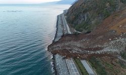 Heyelan Sonucu Karadeniz Sahil Yolu Ulaşıma Kapandı