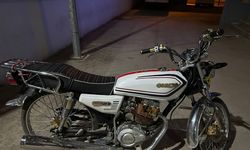 İki arkadaşın düz kontakla motosiklet çaldığı anlar kamerada