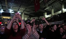 Bursa'da 3 şarkıcının sahne aldığı müzik festivalinin geliri şehit ailesi, gazi ve depremzedelere bağışlandı