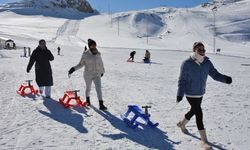 Hakkari'de öğrenciler, kayak dersi alıyor