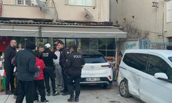 İş yerine giren otomobilin çarpmasından son kurtuldular; o anlar kamerada