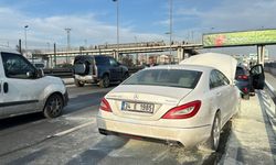 İstanbul-Kağıthane D-100 Karayolu'nda otomobildeki yangını diğer sürücüler söndürdü