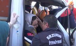 Kaza ihbarına giden ambulans, TIR'a çarptı; 3 sağlık görevlisi yaralı / Ek fotoğraflar