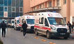 Otomobil ile öğrenci servis minibüsü çarpıştı: 20 yaralı