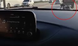 Otomobilde, sosyal medya için video çekerken motosiklet kazasını görüntüledi