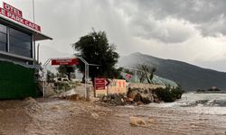 Şiddetli yağmur ve dolu sele neden oldu, yol ulaşıma kapandı (2)