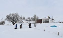 Köyde evler kara gömüldü