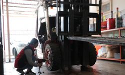 Ağabeyine özenen Melike, forklift servisinde çıraklık yapıyor