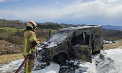 Seyir halindeyken alev alan hafif ticari araç yandı