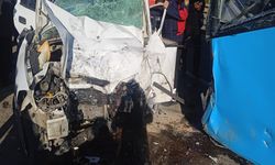 1 kişinin öldüğü, otomobille belediye otobüsünün kafa kafaya çarpıştığı kaza kamerada