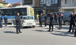 2042'ye kadar ehliyetine el konulan sürücü, otomobiliyle park halindeki halk otobüsüne çarptı