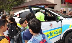 Amasya polisinden öğrencilere anonslu 23 Nisan sürprizi