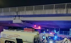 Arazözün otomobil ile istinat duvarına çarptığı kaza kamerada; 1 ölü, 1 yaralı