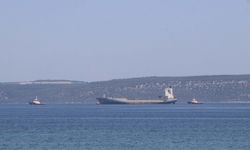 Çanakkale Boğazı'ndaki arızalı gemi, römorkör tarafından çekildi