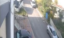 El freni boşalan midibüsün apartman girişine düştüğü kaza kamerada