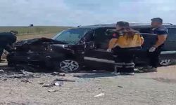 Hafif ticari araçla otomobil kafa kafaya çarpıştı; 1 ölü, 1 yaralı