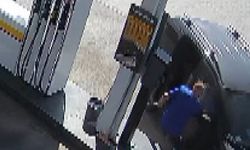 Hareket eden aracını durdurmaya çalışırken tekerin altında kalmaktan son anda kurtuldu
