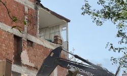 İstanbul - Avcılar’da yıkım sırasında yan binanın duvarı olmayan 2 odası ortaya çıktı