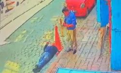 İstanbul -  Beyoğlu’nda yolda yürürken kalp krizi geçirip hayatını kaybetti; o anlar kamerada
