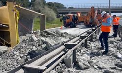 İstanbul- Büyükçekmece TEM Otoyolu'nda otobüsle hafriyat kamyonu çarpıştı -1