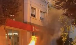 İstanbul - Pendik'te park halindeki otomobil alev alev yandı