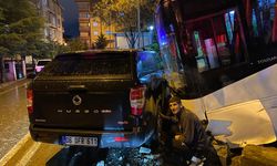 Kendiliğinden hareket eden işçi servisi otobüsü park halindeki araçlara çarptı; o anlar kamerada