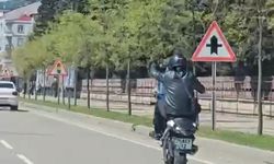 Motosikletini tek teker üstünde kullanan sürücüye 8 bin TL ceza