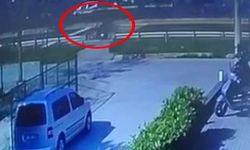 Motosikletle, elektrikli mopedin çarpıştığı kaza kamerada