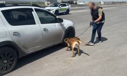 Otomobilde gizlenen 1 kilo 706 gram uyuşturucu ele geçirildi; 2 gözaltı