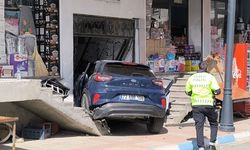 Otomobilin binaya girdiği kaza kamerada