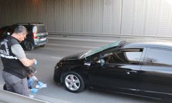 Polisten kaçarken üst geçitten atladı, otomobilin üzerine düştü
