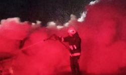 Seyir halindeyken alev alan otomobil kullanılamaz hale geldi
