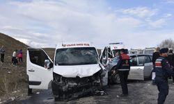 Sivas'ta minibüs ile otomobil çarpıştı; 1 ölü, 17 yaralı (2)