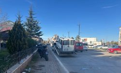 Şüphelileri takip eden motosikletli polislere hafif ticari araç çarptı: 2 polis yaralı