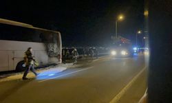 Turistleri taşıyan otobüs seyir halindeyken alev aldı