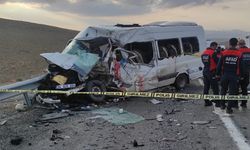 Van'da kamyonla yolcu minibüsü çarpıştı; 6 ölü, 13 yaralı (2)- Yeniden