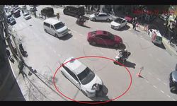Yaya geçidine 10 metre uzaklıkta otomobilin çarptığı yaya yaralandı; kaza anı kamerada
