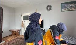 Yolu kapanan köyde ayağı kırılan kadın, paletli ambulansla hastaneye ulaştırıldı