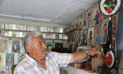 40 yıldır biriktirdiği eşyalarını evinin garajında müzeye dönüştürdüğü bölümde sergiliyor