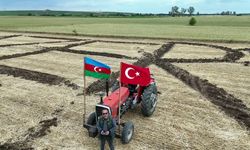 Azerbaycan'ın bağımsızlık gününü tarlasına yazdığı yazıyla kutladı