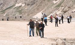 Hakkari'nin 20 bin yıllık buzullarına ilgi arttı; doğaseverler erimeye dikkat çekti / Ek fotoğraflar