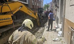 İstanbul - Bayrampaşa'da yol çöktü; 1 kişi mahsur kaldı-1
