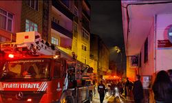 İstanbul - Küçükçekmece'de 7 katlı binanın çatısı alev alev yandı; havai fişek iddiası