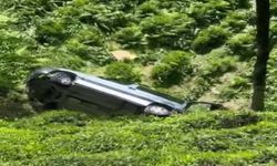 Rize’de Hafif Ticari Araç Bahçeye Yuvarlandı; 2 Yaralı